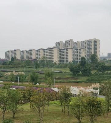 房子故事多就说老李：2016年买了房子，当时挺骄傲的，农村进城住豪宅，高人一等
