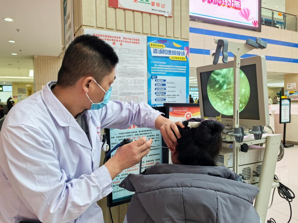 有个耳鼻喉科主治医生分享说，他上个月在急诊接待了一个刚从欧洲回来看病的小姐姐(真