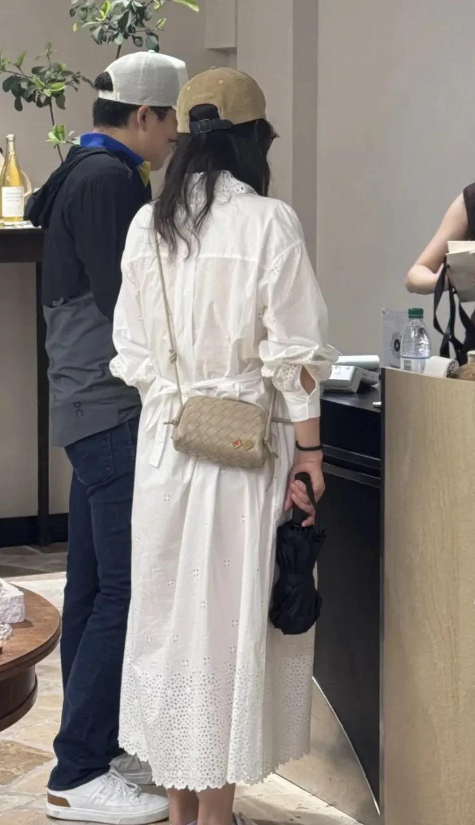 以“鞋”辨人！上海饰品店偶遇郭晶晶夫妻的网友说，刚开始还不能确定是她，一看脚上的
