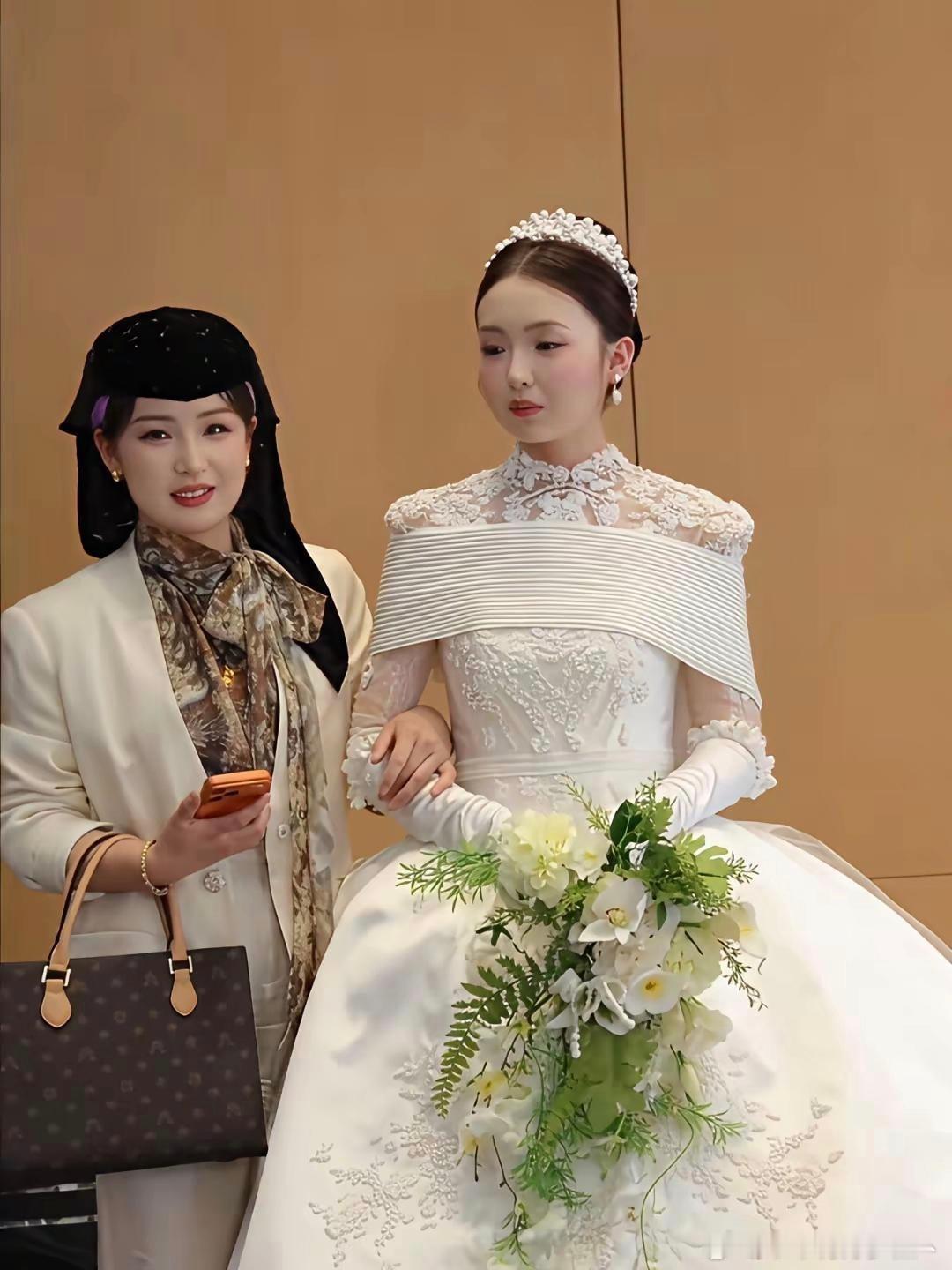 婚礼现场，新娘的妈妈才32岁，回族人好漂亮看着像姐妹