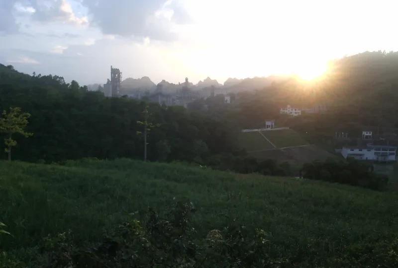 风水堂局与后人的格局：大地铸就的心量风水学中，堂局之大小不仅关乎形胜，更如无形