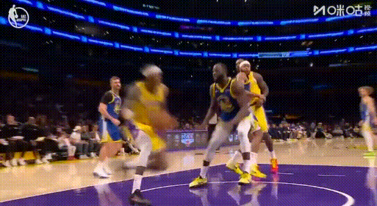 拉臂、打头、搂脖——追梦这一套连招竟没恶犯？图1：为了不被2+1，追梦下手是真