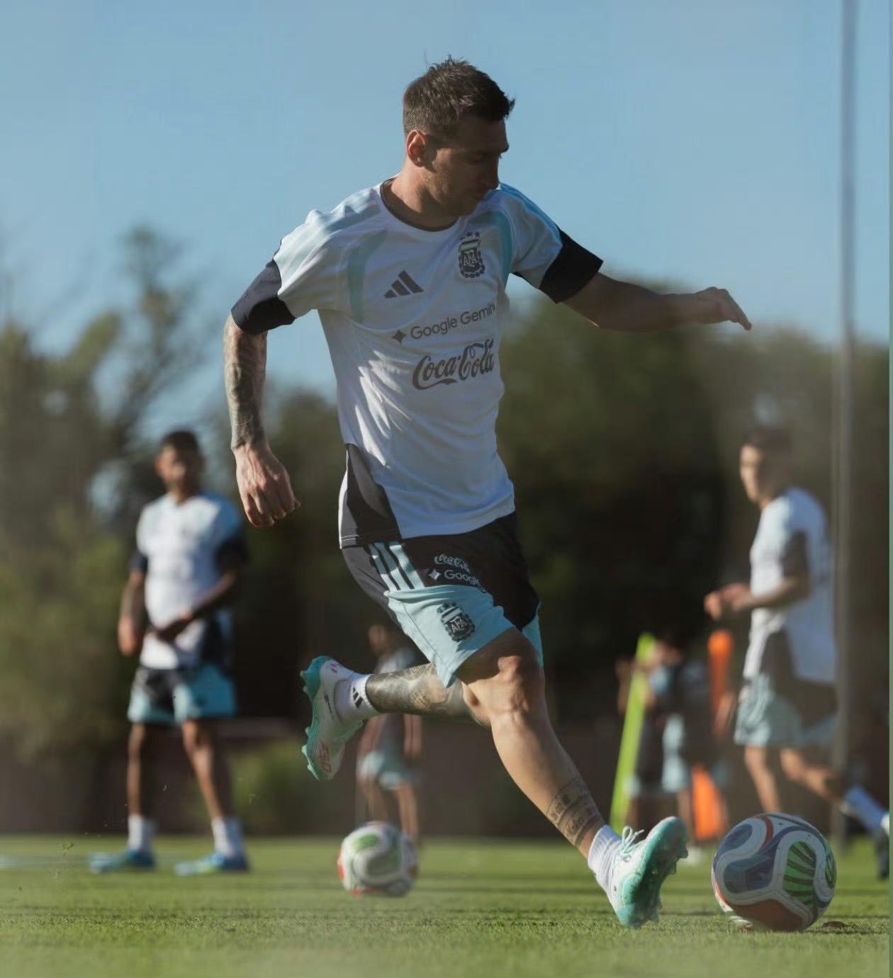 参加阿根廷队内训练的梅西！昨晚，乘飞机回到阿根廷的梅西，第一时间来到国家队报