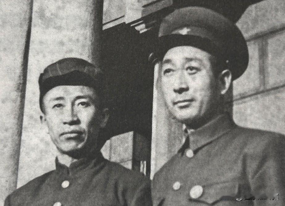 抗美援朝时期，张秀山（右）和志愿军参谋长解方合影。虽然张秀山没有入朝作战，但他作