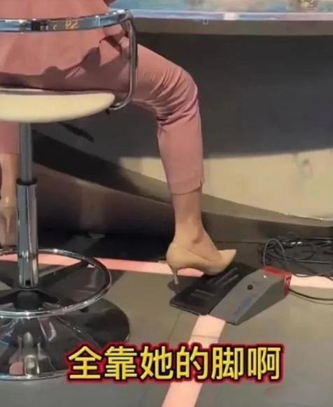 主持人都是这样翻提词器的啊。。。。