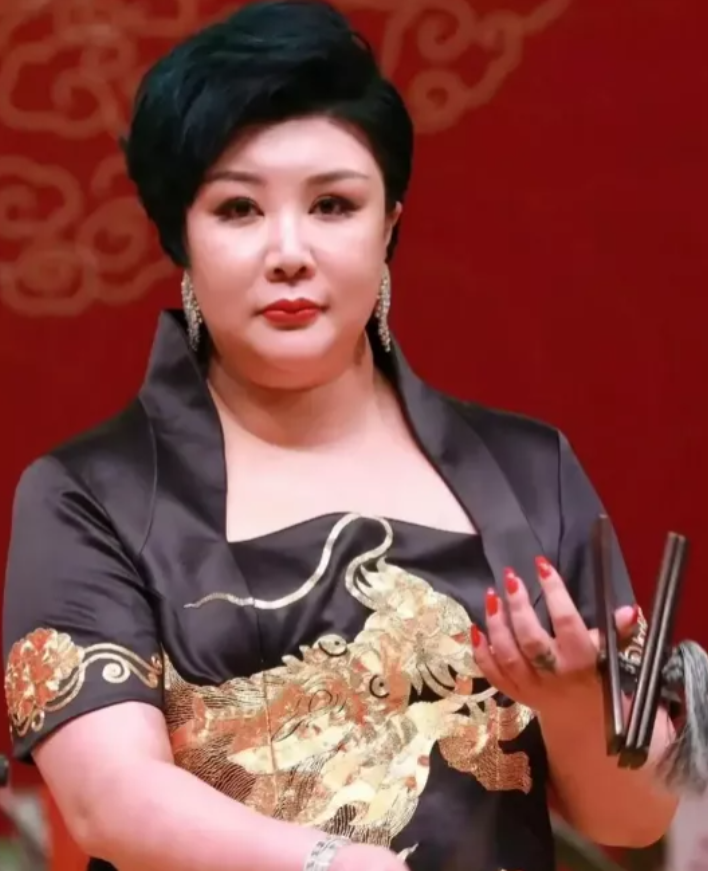 看到曹云金公开感谢郭德纲后。我特意查了一下当初给他下跪的王惠。不查不知道