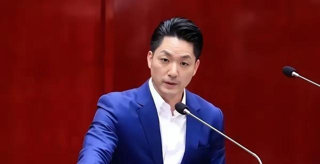 韩国瑜面对蒋万安发起的725凯道反毒油集会，嘴上不肯亮明站队、脚底先溜，把政坛端