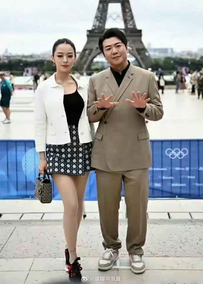 郎朗不愧是钢琴家，连拍照都做这个手势！​​​