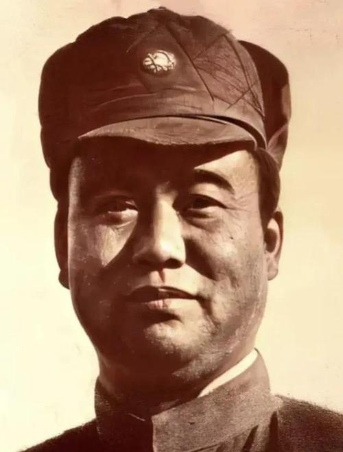 1948年，冯玉祥开始人生最后一次倒戈，坐船回国，船上失火，冯玉祥马上丢下老婆孩