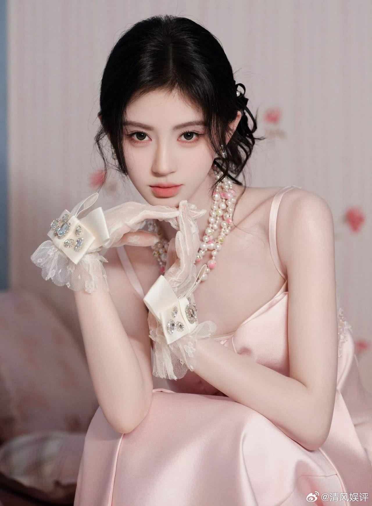 1.鞠婧祎这两年的影视资源都是资方看中她身上的流量外加没什么负面消息才给的，要真