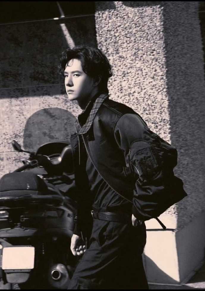 这次巴黎时装周罗意威大秀的生图流出来直接炸了全网，王一博这待遇真的是把“权威感”拉满了。没有滤镜的秀
