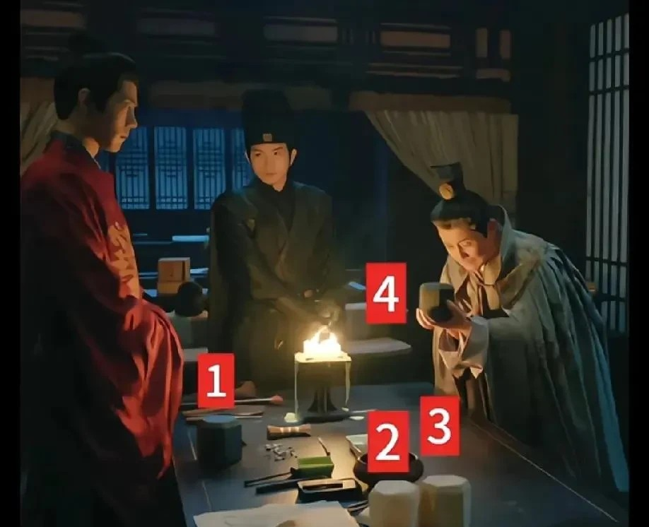 《藏海传》时全拿走的是假癸玺，桌上的碎屑有变化，你注意到了吗当晚，藏海一共雕