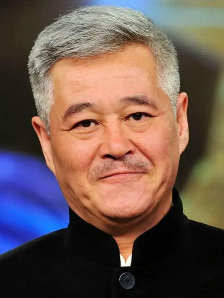 赵本山帮帮何庆魁吧！刚刚金牌编剧何庆魁直播时表示：我现在真的没有钱了，我没有工资