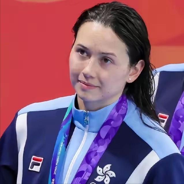 两次颁奖仪式上，何诗蓓嘴唇紧闭没有开口演唱国歌，该画面在网络上引发讨论，名古屋亚