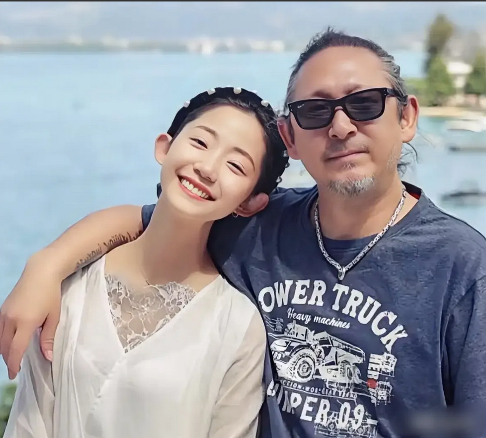 主持人问三宝:“你现在是一个怎么样的生活状态？”王宝说:“千惠在外面挣钱，我在家