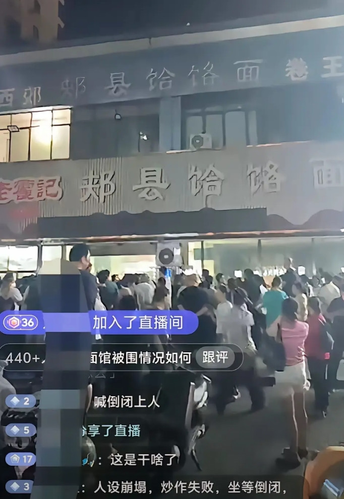 老霍记面馆老板，肠子都悔青了！今晚郑州几百号人，把老霍记面馆围得水泄不通，生