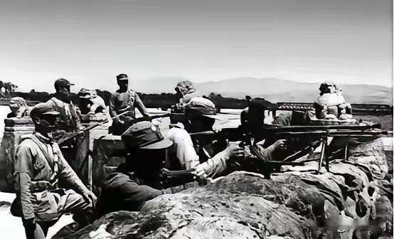 1939年，正在清点战利品的八路军缴获一门木头做的假炮，刚想要烧了，旁边的杨得志