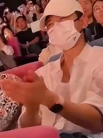 谢娜又上热搜了但这次不是她的话剧有多火爆也不是因为她的“二弟”赵丽颖首次复出就给