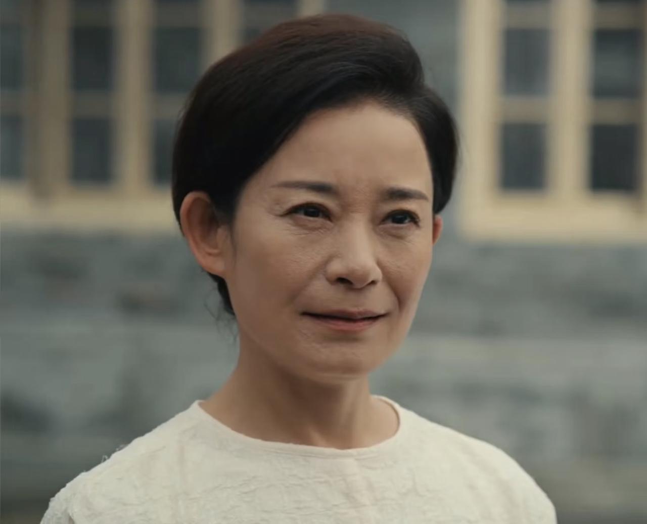 卢姨没有身份是不可能的，但也不可能是林喜柔一个阵营的。虽然原著中卢姨是百分百