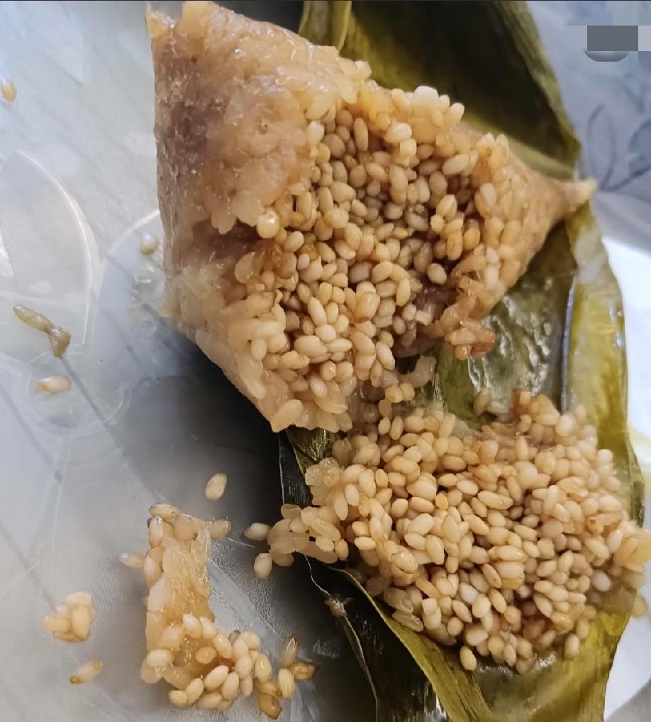 五月初五，家家户户少不了粽子这东西，街边菜场里竹叶和糯米几乎一到端午前后就会被买