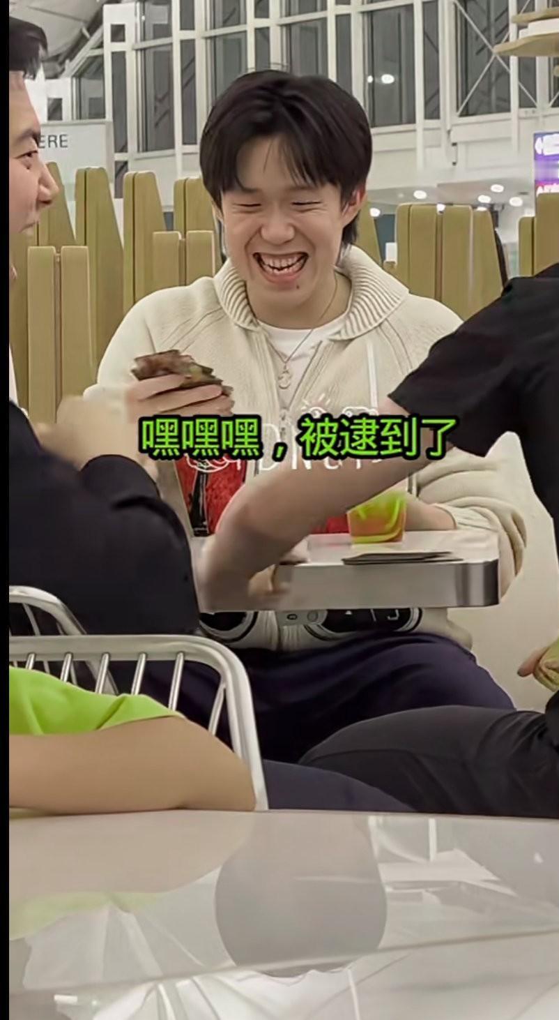 赛场上生龙活虎浴血奋战，赛场外阳光开朗的大男孩，带着金牌平安回来，赛场他们是一群