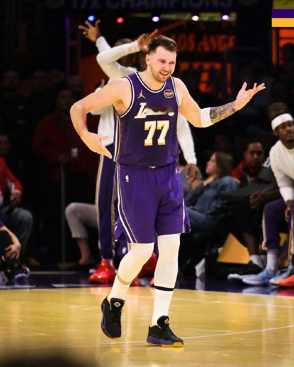 全场比赛结束，湖人135-118战胜快船，拿下五连胜的同时以NBA小组第一出线！