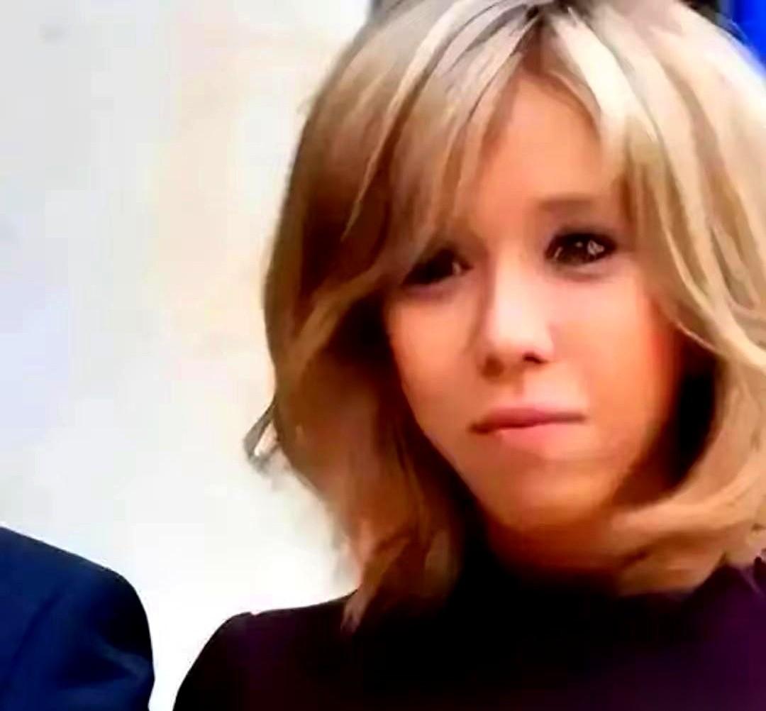 说真的，每次看到马克龙和他老婆站在一起，我心里都咯噔一下。一个国家的总统啊，全