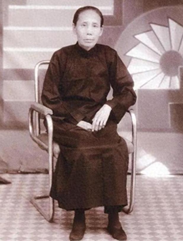 她57岁参加红军，丈夫是光绪皇帝御前侍卫，女婿是万民敬仰的总理（主要信源：