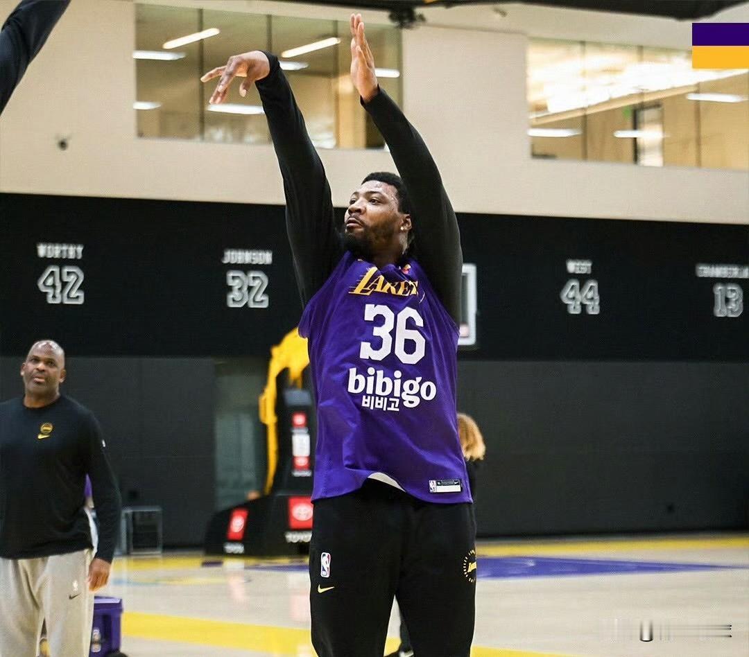 斯玛特首发的机会来了！今天，湖人队方面宣布里弗斯因腿部拉伤将至少缺席一周的比