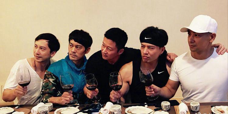 2017年，吴京探班电影《功夫联盟》剧组，与赵文卓、安志杰、陈国坤、杜宇航合影。