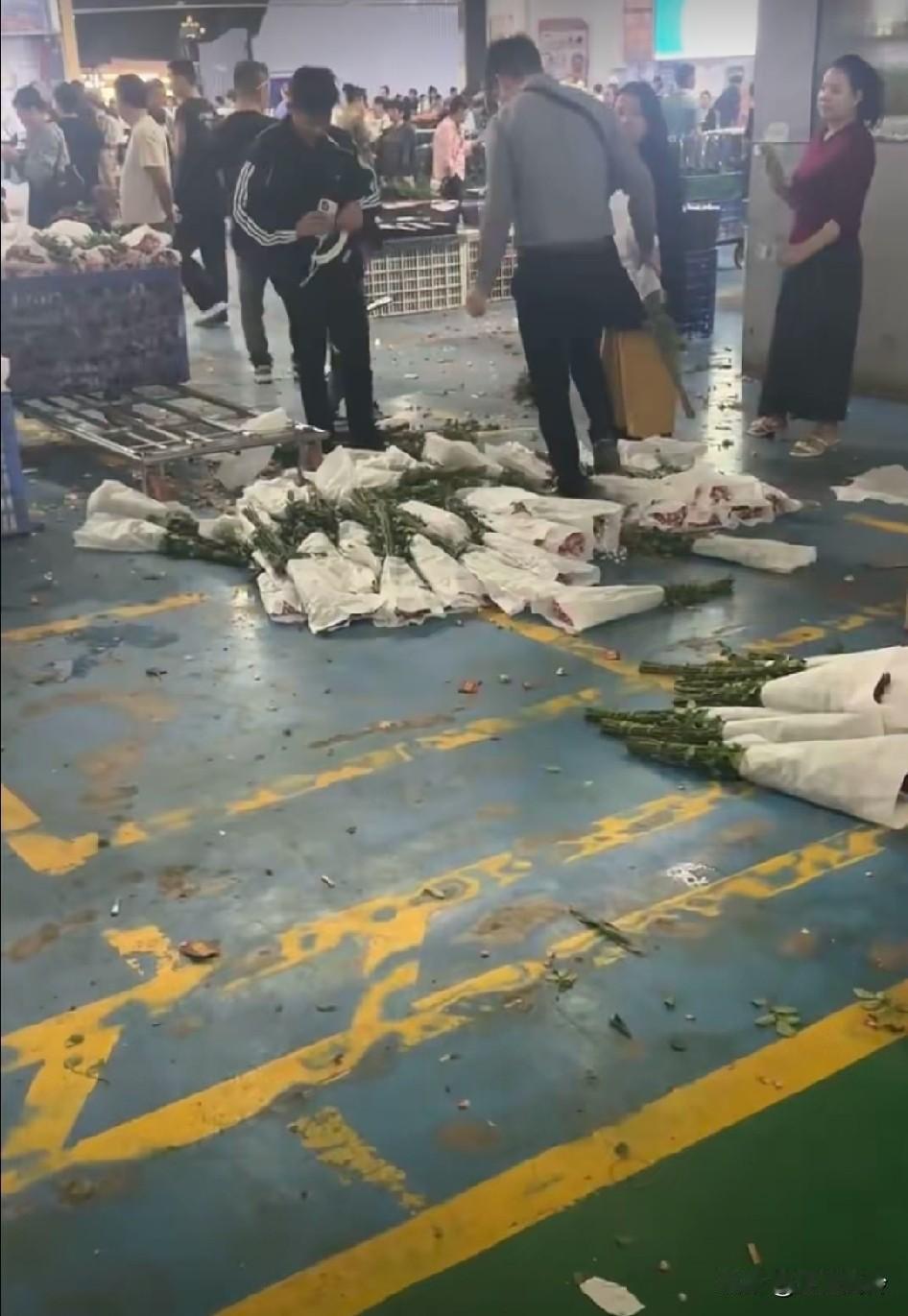 卖花的倒霉了，七夕节居然没人买花，家门口的快捷酒店昨天冷冷清清，开房的都没有，老