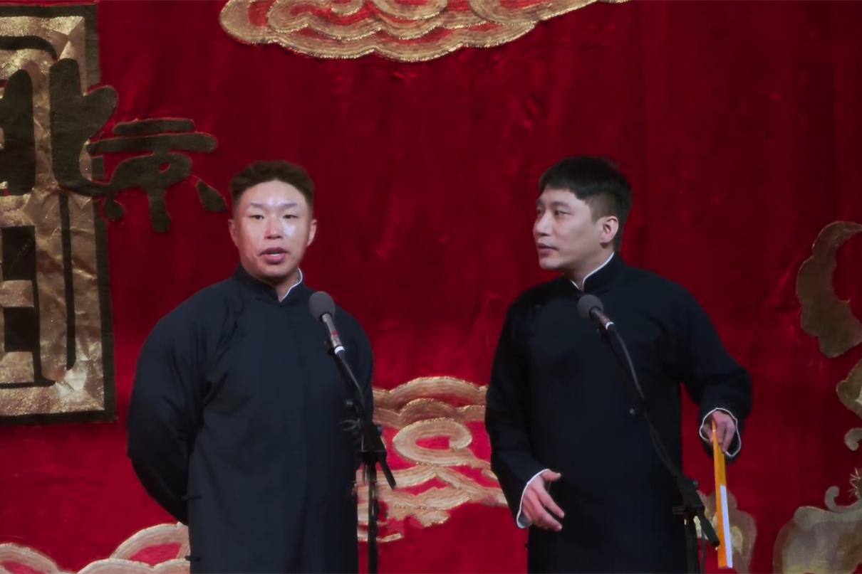 烧饼天桥演出被投诉打断，快门声太吵影响观感，饼哥高情商安抚平息风波！德云社副总烧