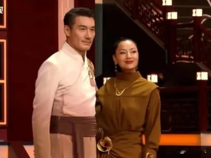 胡兵瞿颖春晚走秀：真正的“冻龄”不是脸上没皱纹，而是眼里的光没散昨天看辽视春