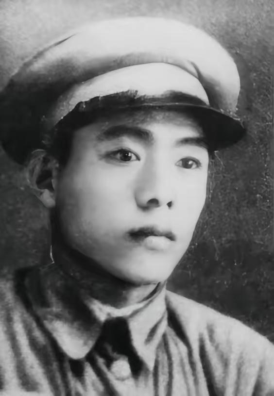 1955年，四野政委翟文清，带妻子回乡省亲。突然，一名姑娘站在他家门口，盘问：“