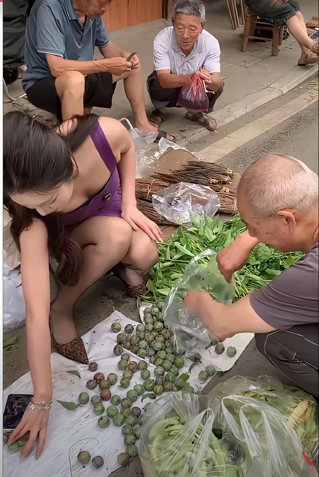 大爷挑菜半个小时，最后一样都没买。最后扬长而去。也不知道大爷究竟是想买个啥