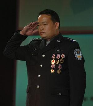 1990年，24岁的缉毒警明正彬，打入毒贩内部。哪料，在一次交接货时，一名警察突