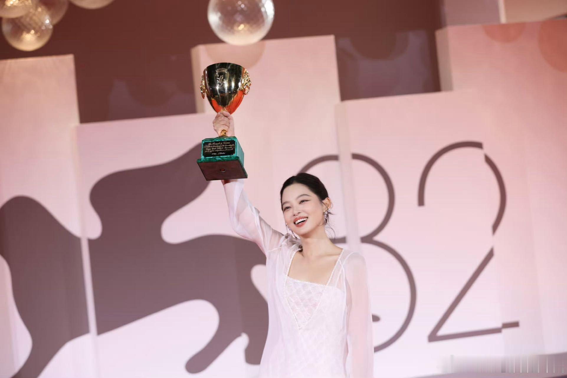 张小斐包场辛芷蕾日掛中天张小斐包场支持辛芷蕾新电影，温柔坚定与果敢张扬的碰撞，