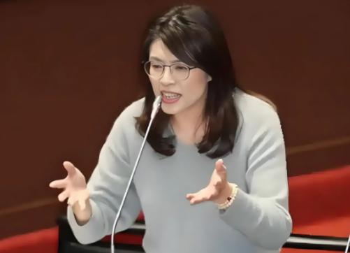 我们都看错郑丽文了，原来她对统一问题也是模糊不清！说白了，对于现在两岸问题，没什