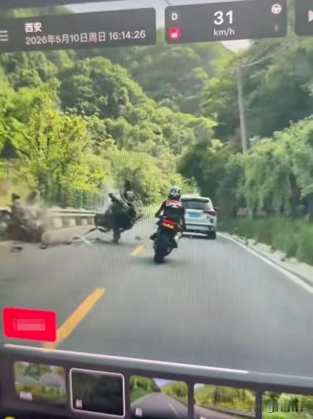 太可惜了！踏板摩托车主才36岁，遭遇如此无妄之灾。仿赛摩托车主25岁，逆行撞