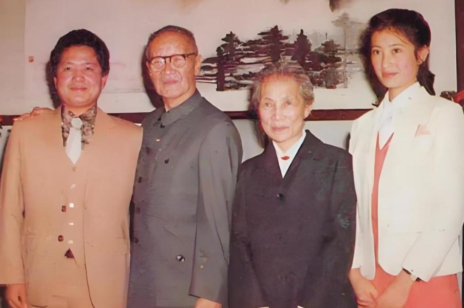 1982年台起义飞行员黄植诚与空姐马红结婚时合影，马红1990年借故赴美未归，保