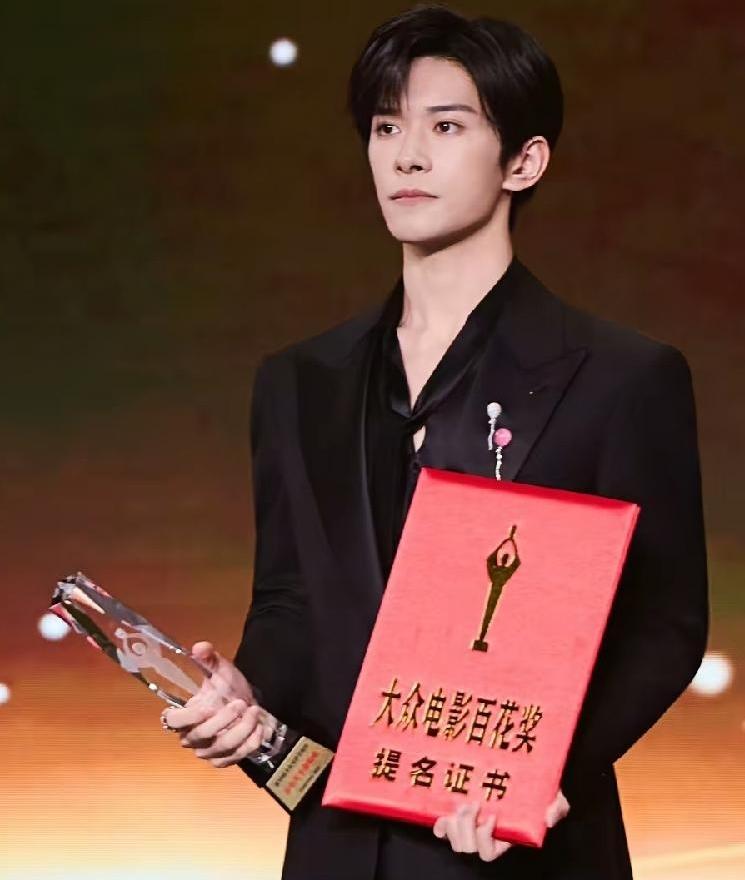 百花奖颁奖真个性，提名也颁奖！发一个提名证书大红本子，还有一个玻璃透明奖杯，正