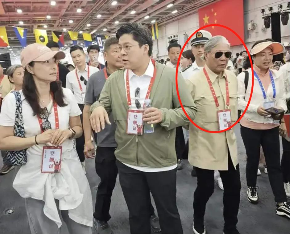 霍震霆参观山东舰，被全网夸，要是李嘉诚也现身参观山东舰，能不能挽回争议不断的口碑