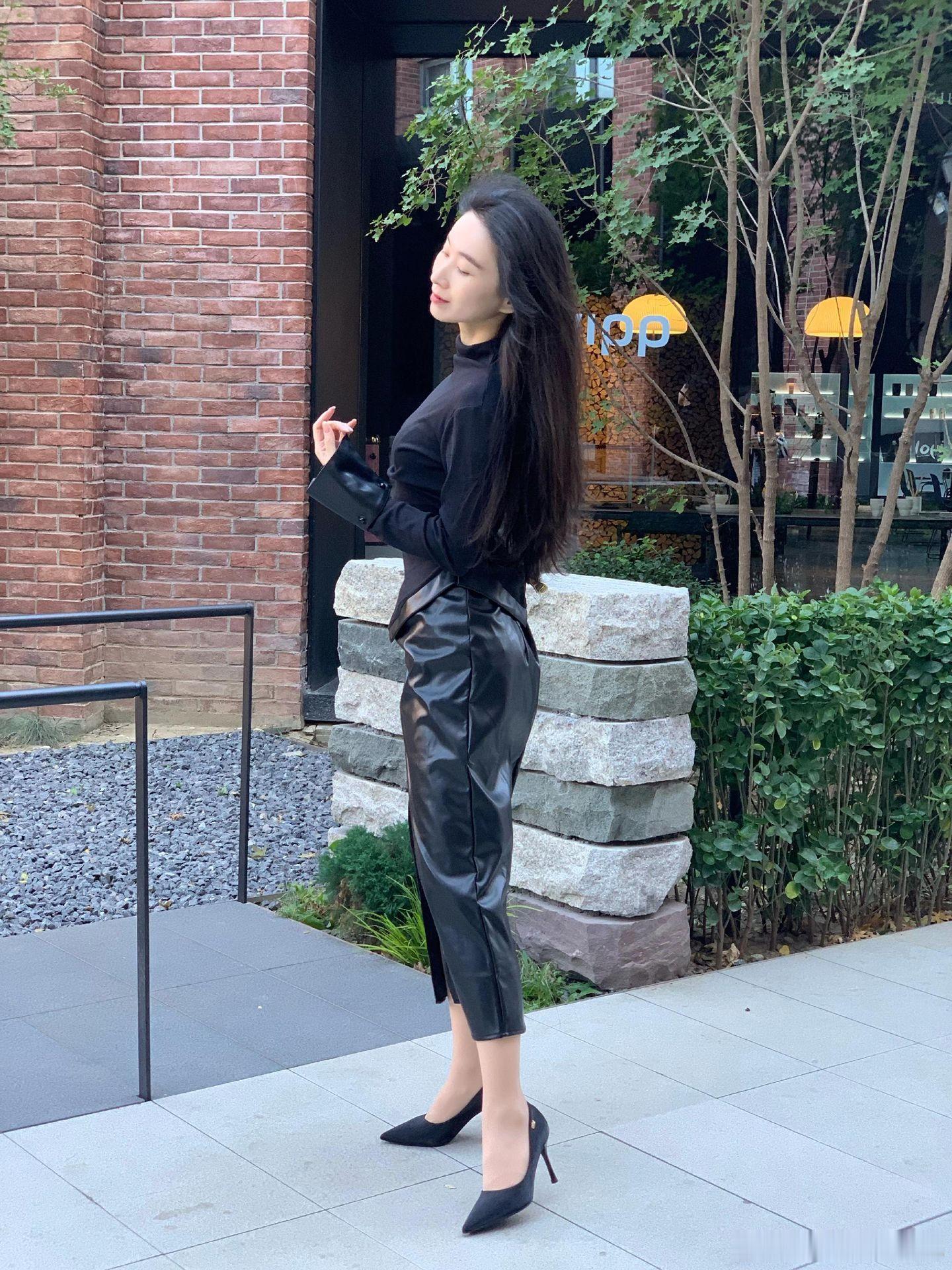 穿衣搭配皮衣，肉丝，黑高跟鞋，可盐可甜哇美女绘梦长廊