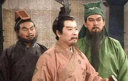 在《三国演义》中关羽为何对与黄忠并列感到不悦，他真正心中认可的后将军是谁呢？建