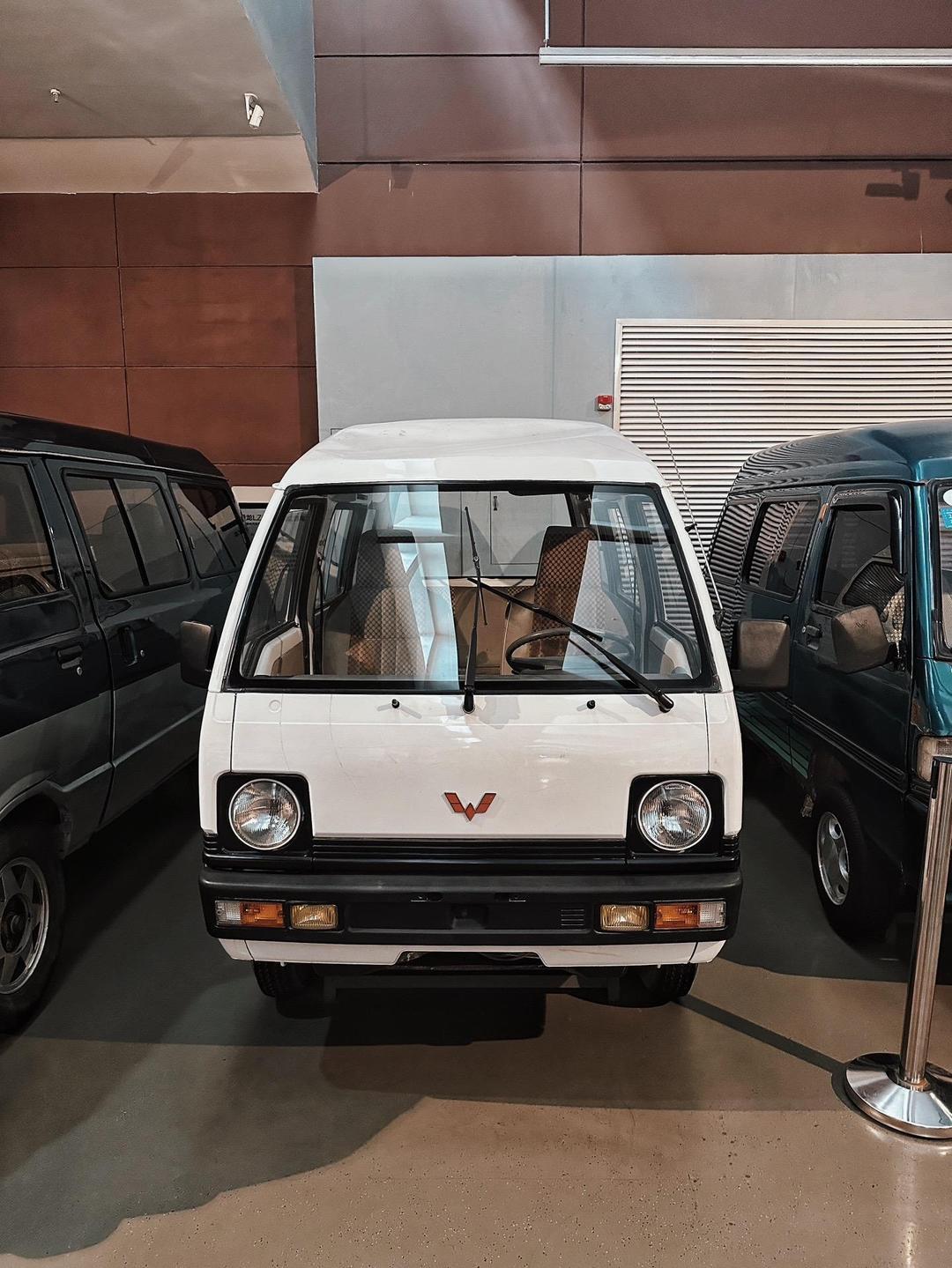 老式面包车:这些老古董车有一定年龄了，五菱与昌河，但放在九十年代，拥有这