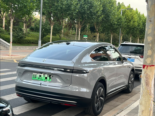 蔚来的颜色真让人一言难尽等了一周的蔚来EC6终于可以提车了，本来想订绝绝紫的，