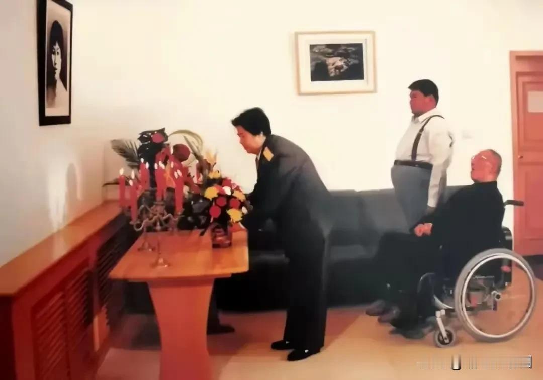2000年，是杨开慧烈士壮烈牺牲70周年。在杨开慧烈士纪念活动上，竟然没有看到毛