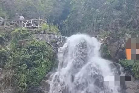 近日，湖南永州阳明山国家森林公园内一男孩私自翻越安全护栏进入危险水域，随行一女子