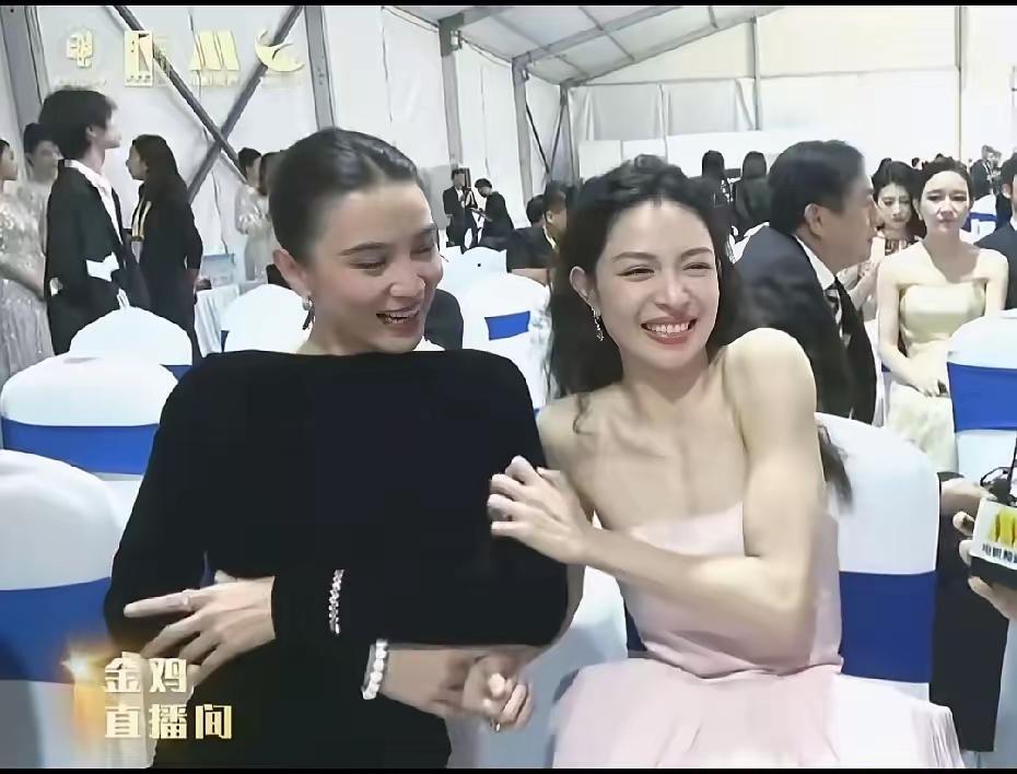 钟楚曦她🈶肌肉😯，瘦归瘦，人家那都是精肉。她手臂上，三角肌、肱二头肌