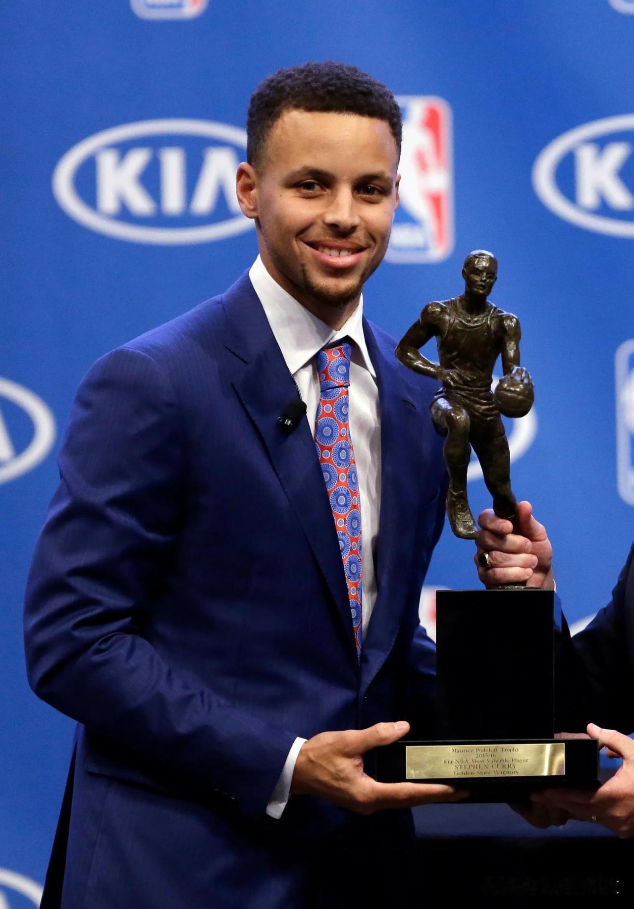MVP赛季库里的数据太恐怖了😱2015-16赛季的StephenCurr